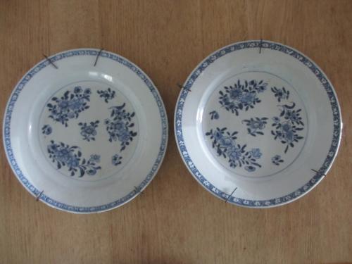 2 oude blauw-witte porseleinen borden – handgeschilderd – ca. 23,5 cm