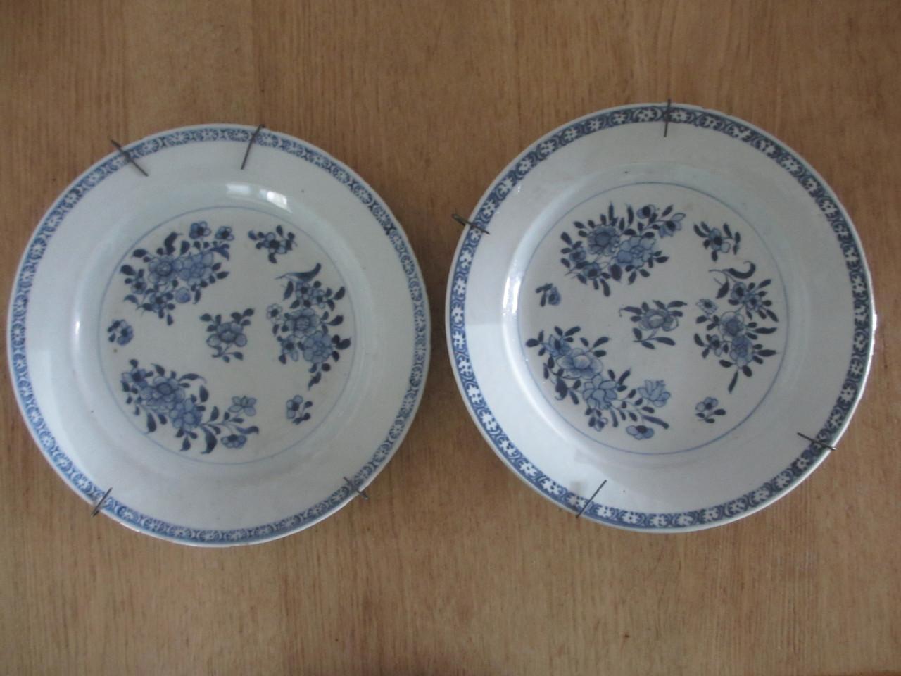 2 oude blauw-witte porseleinen borden – handgeschilderd – ca. 23,5 cm