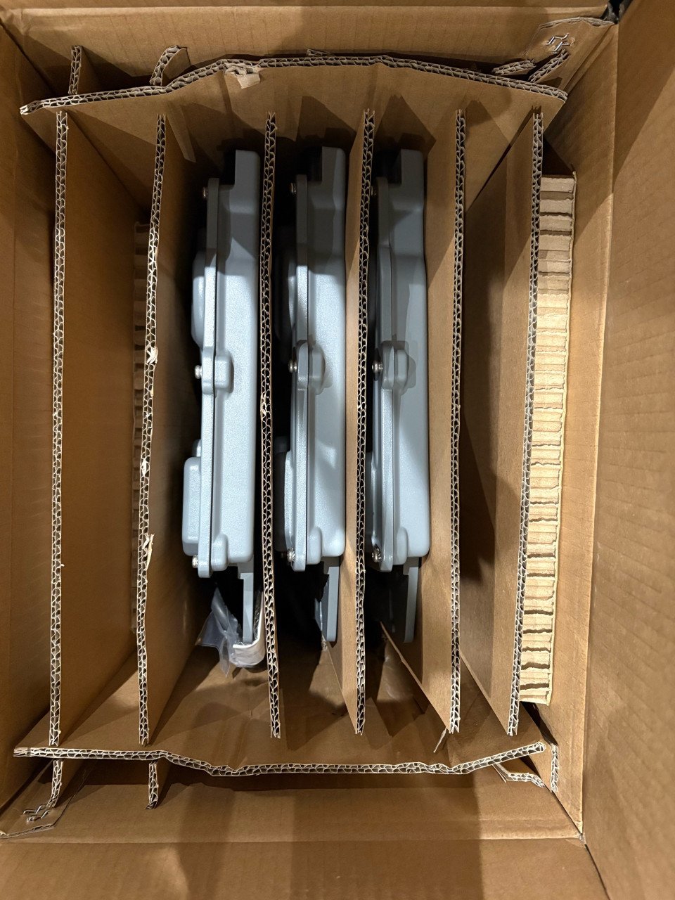 3stuks APsystems Qt2 micro-omvormers incl. Trunkcable