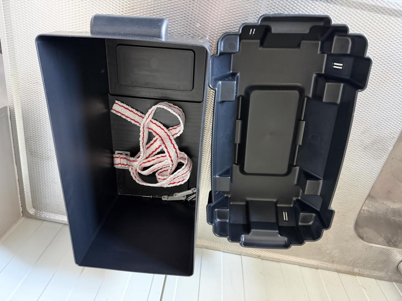 Kunststof accubak met riem voor caravan, camper, boot, etc..