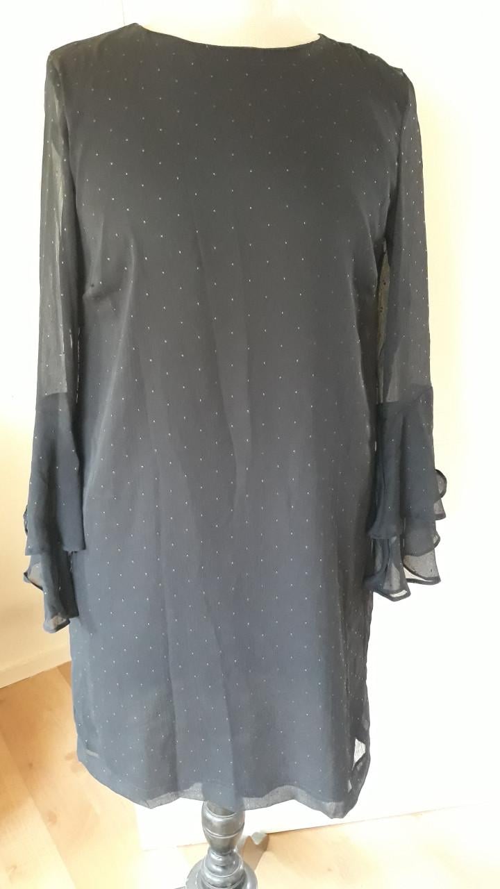 Als NIEUW: feestelijk zwart jurkje met leuke details, maat S