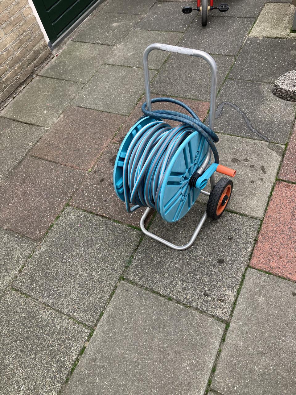 Gardena slangenwagen met 30 mtr Gardena slang + stuk slang naar de kraan