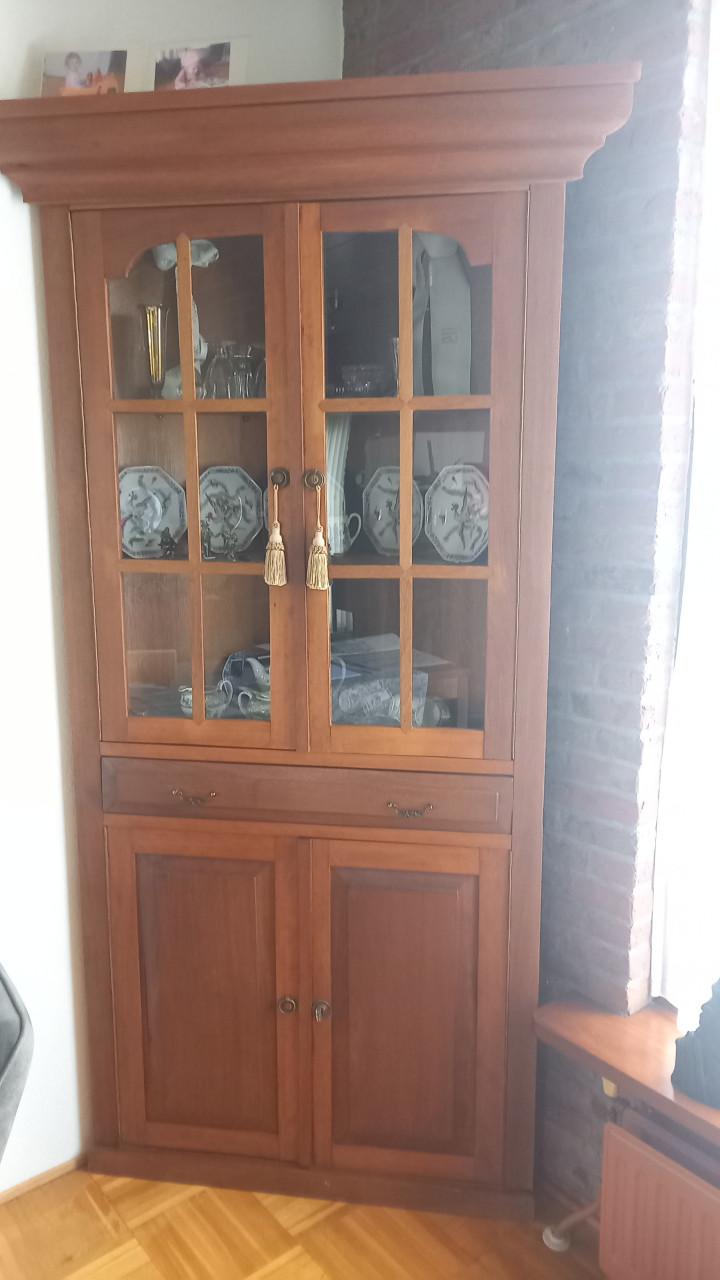 Houten hoekkast met verlichting