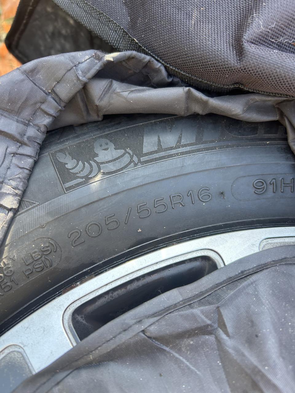 Winterbanden Michelin met velgen en hoezen