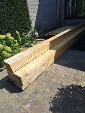 8 vuren houten balken. Zo snel mogelijk ophalen!