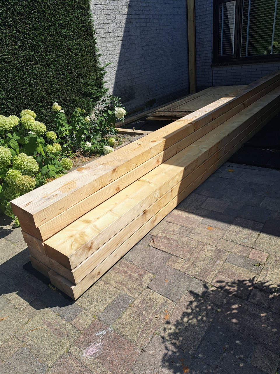 8 vuren houten balken. Zo snel mogelijk ophalen!