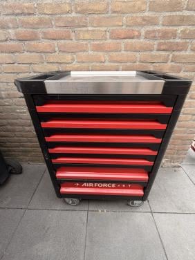 Gereedschapswagen gevuld