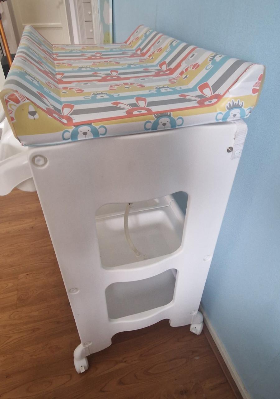 Witte commode met vast aankleedkussen en geïntegreerd badje