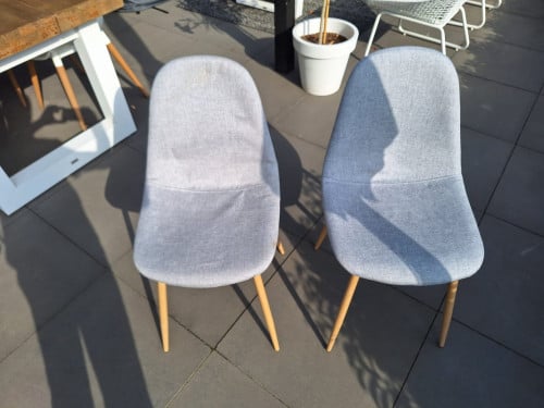 2 GRATIS grijze eetkamerstoelen