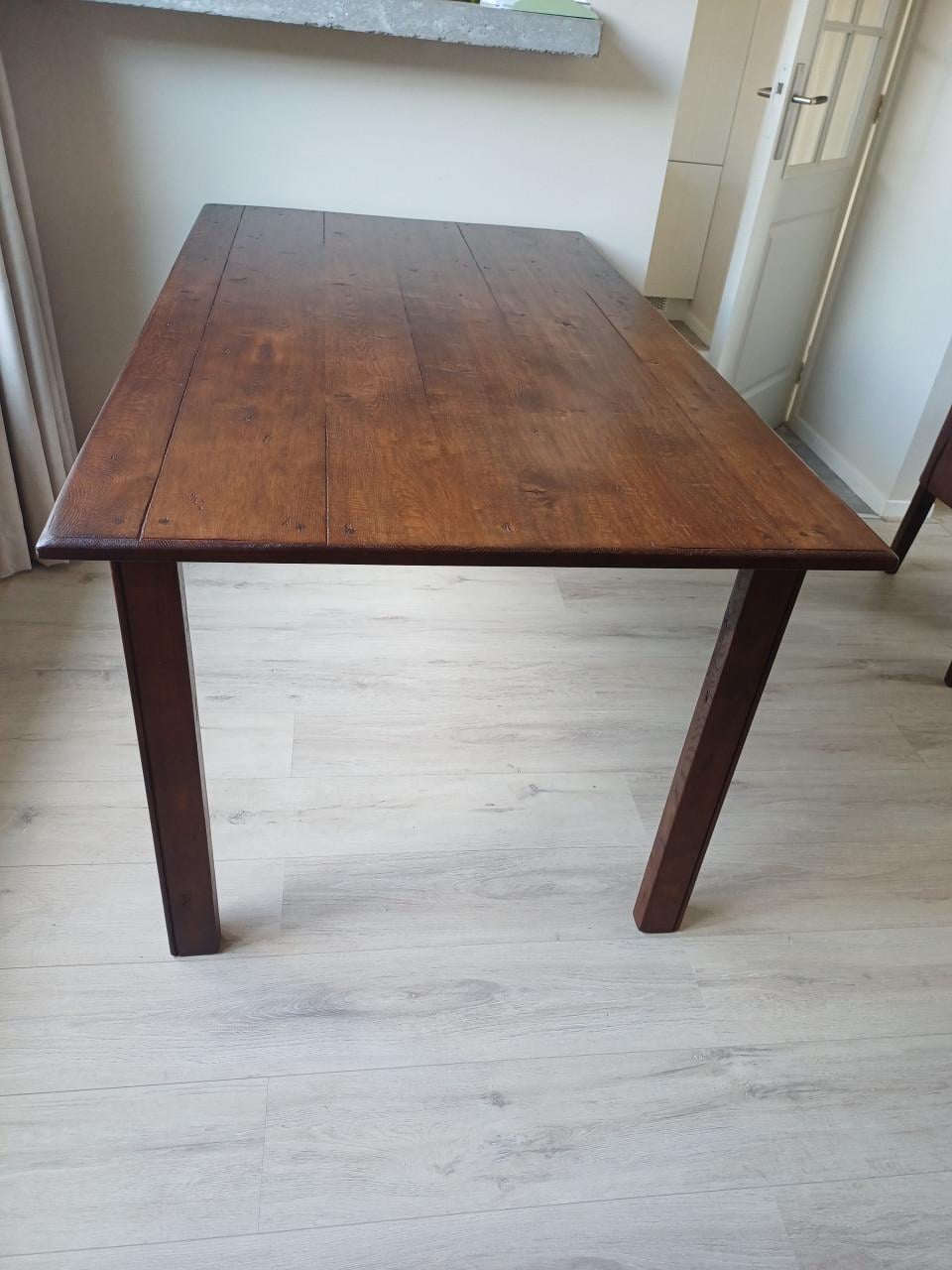 Eikenhouten eettafel en eettafelstoelen