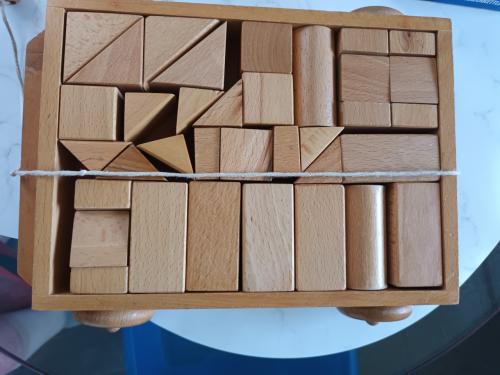 Houten kar met blokken