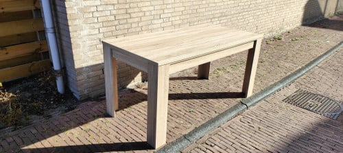 Mooie stevige houten (fineer) eettafel. Maten 160 x 80 cm. Hoogte 78 cm.
