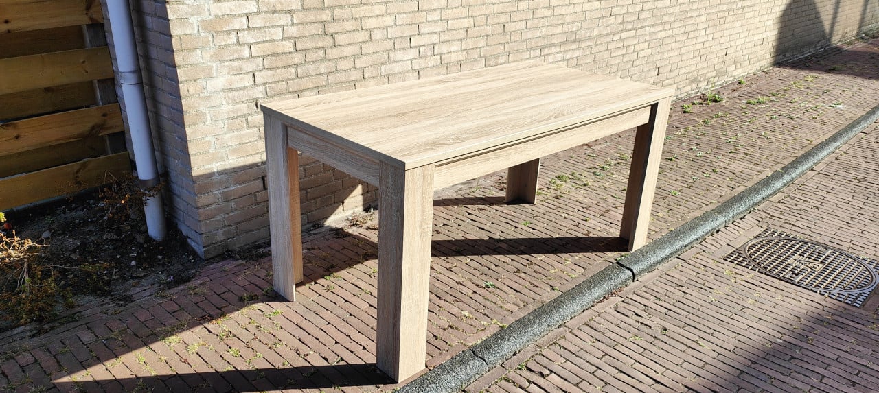 Mooie stevige houten (fineer) eettafel. Maten 160 x 80 cm. Hoogte 78 cm.