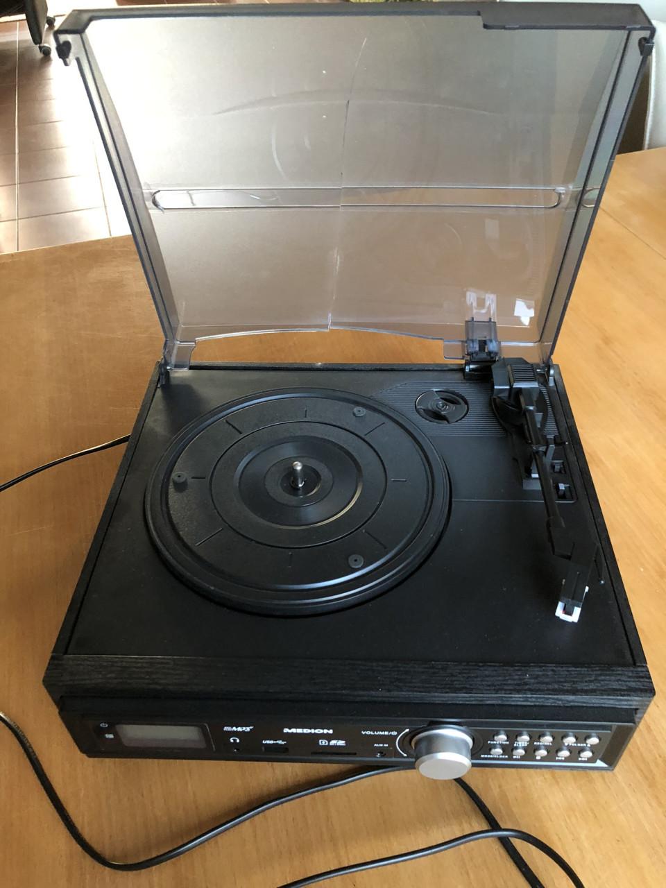 Te koop goede platenspeler/cassettespeler.(z.g.a.n.).