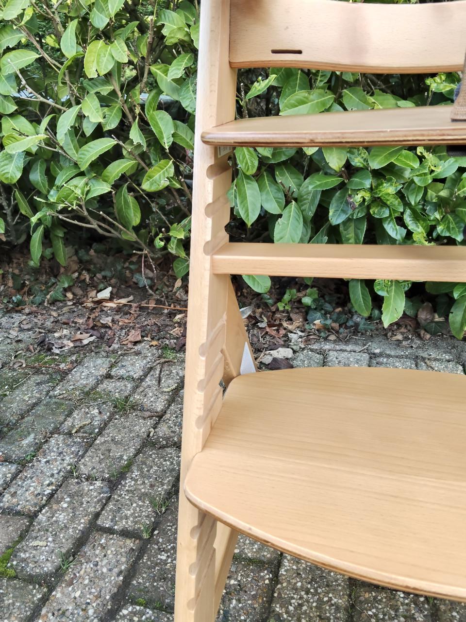 Verstelbare houten kinderstoel met gordels