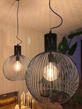 2 zwart metalen hanglampen (prijs per stuk)