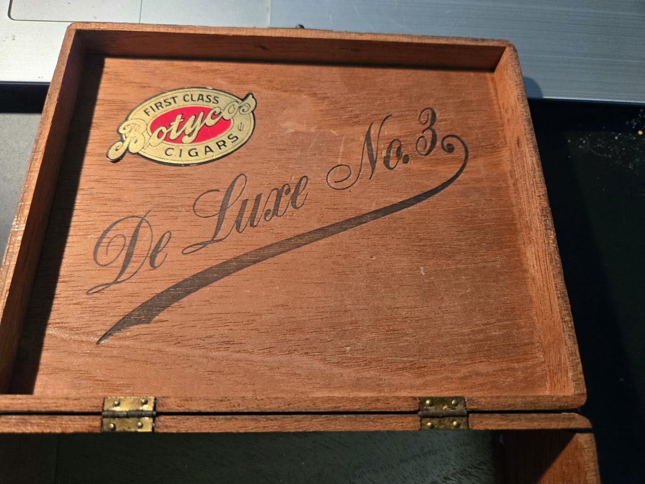 Houten sigarenkistje van het merk Botyco met "De Luxe No. 3" Leeg.