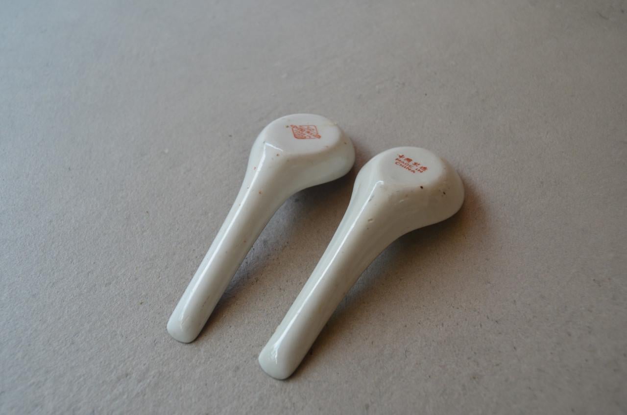2 Chinese porseleinen lepels ipst.