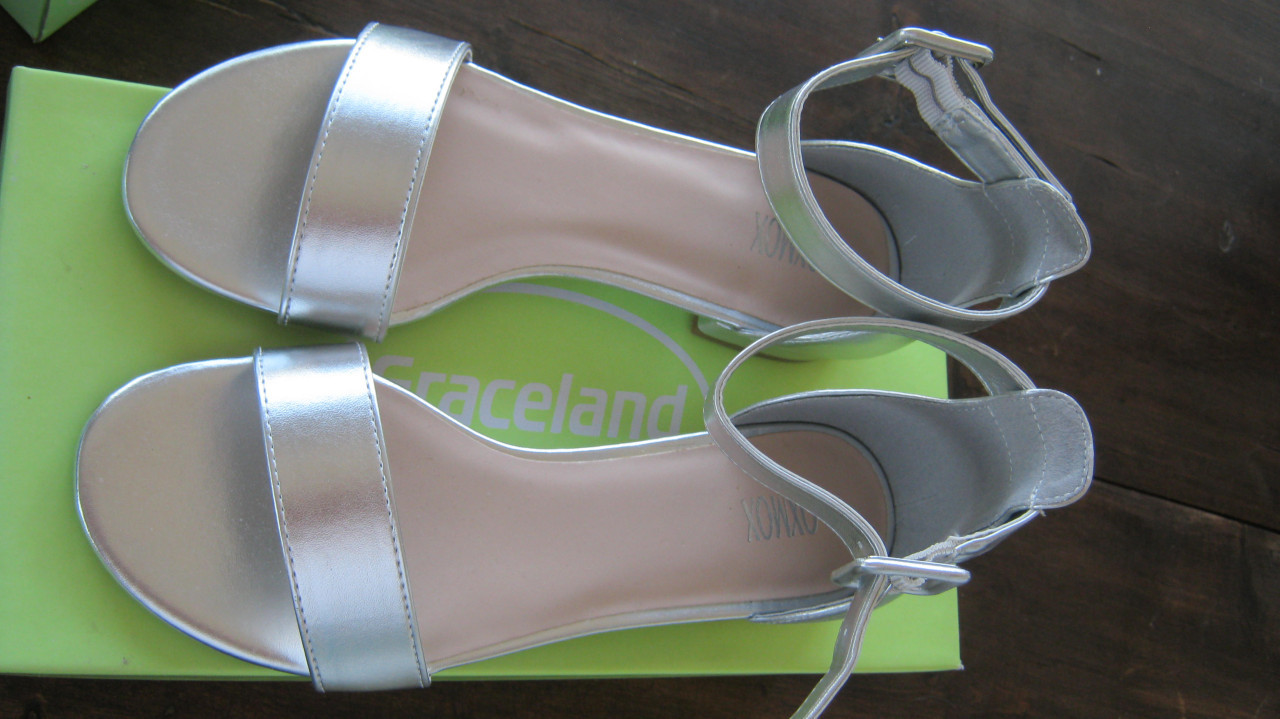 4 paar nieuw sandalen allemaal maat 37  mogen alle 4 weg voor 30 euro