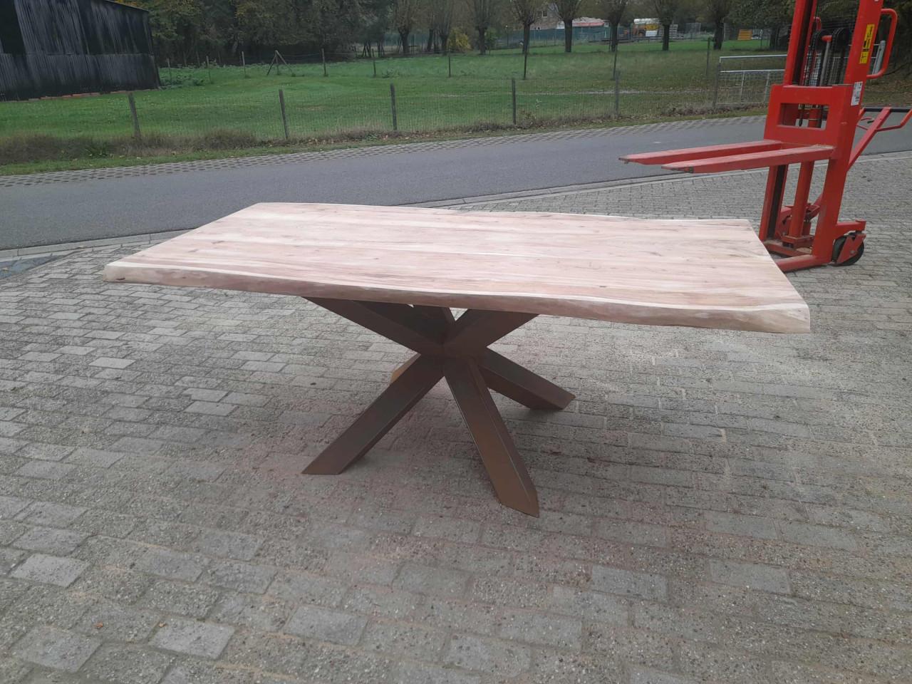 BOOMSTAMTAFEL / TAFEL IN SUARHOUT 200X100 MET ZWARE MATRIXPOOT
