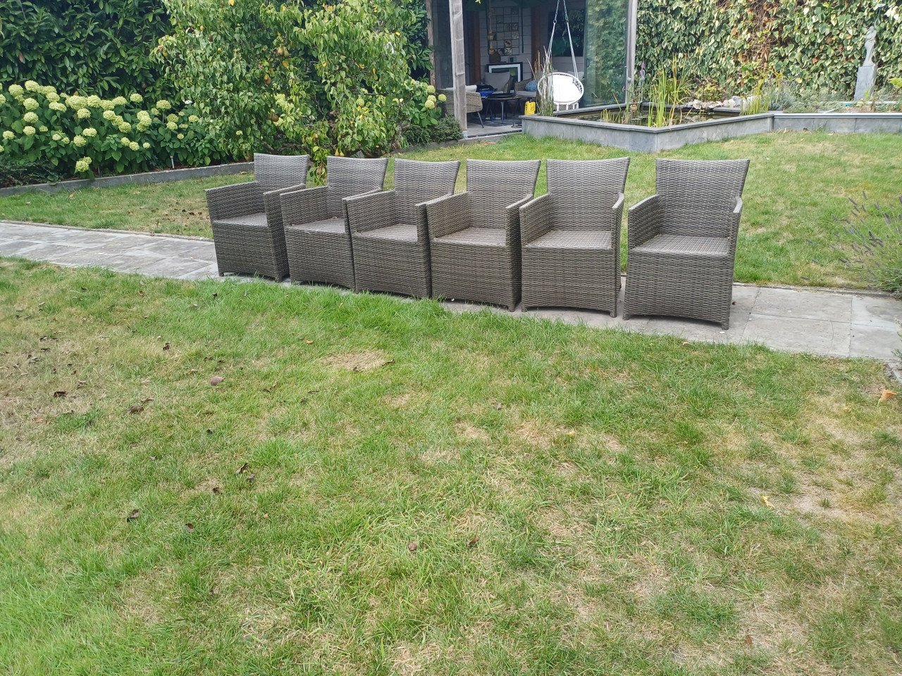 6 tuinstoelen. [Gereserveerd]