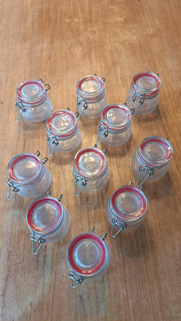 Set van 11 kleine weckpotjes met klembeugel