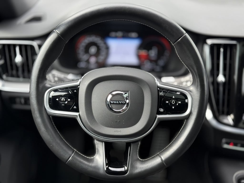 Volvo V60 t6 340pk recharge r-design| panodak| adap.cruise| 360camera| awd