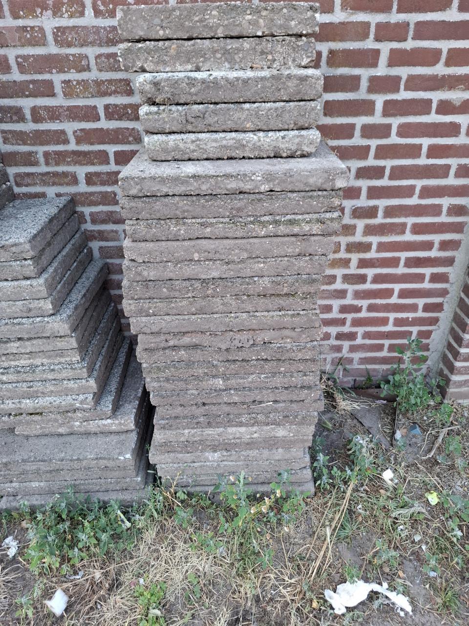 Aangeboden verschillende soorten bestrating en vloer tegels