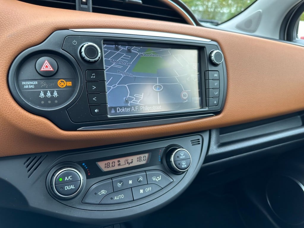 Toyota Yaris 1.3 vvt-i style automaat camera cruise control navi bluetoo