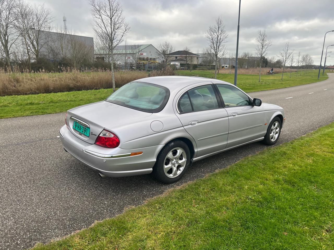 Prachtige Jaguar S Type uit 2000 met slechts 131.000 km aantoonbaar!!