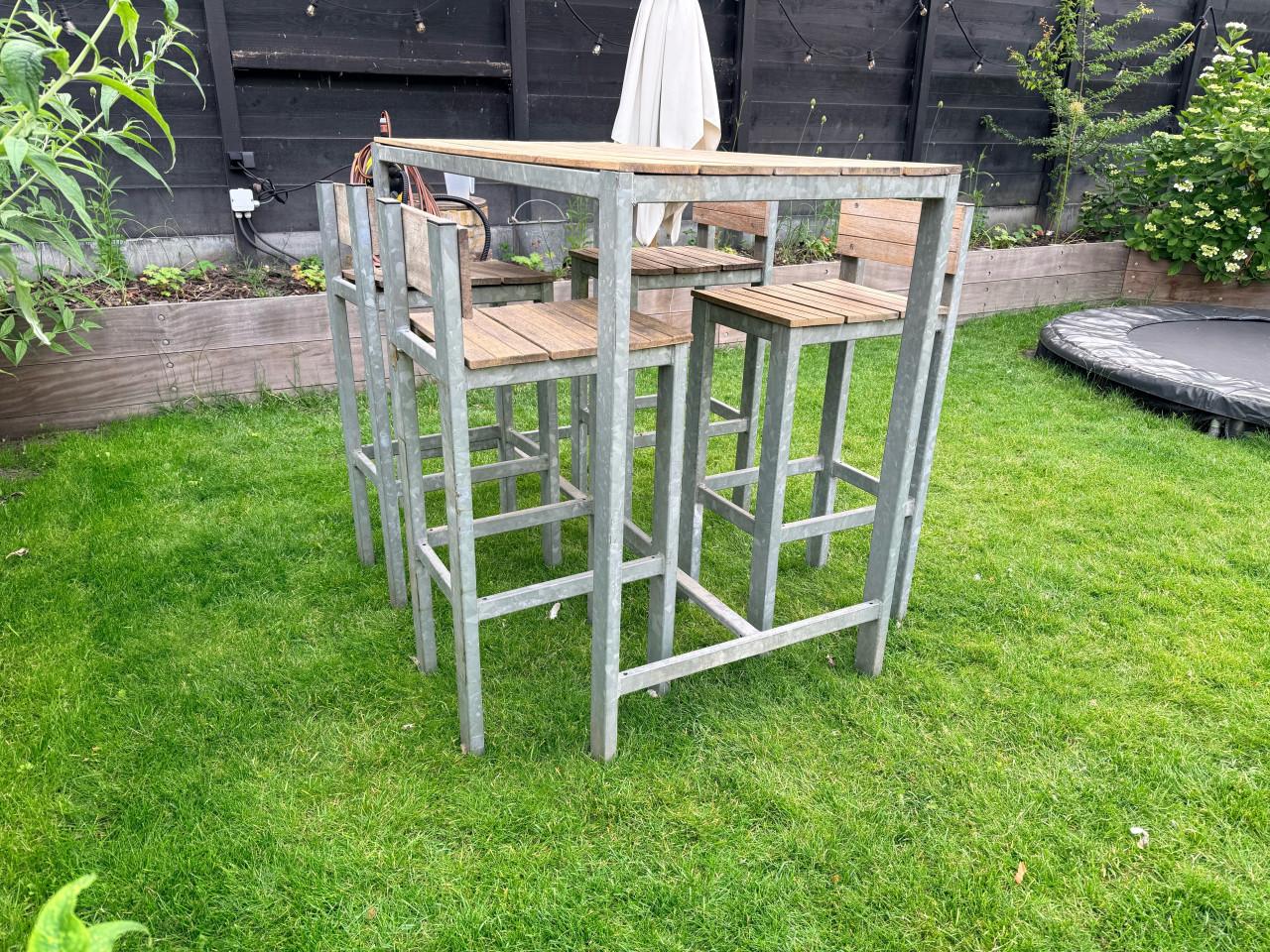 Tuinbar met 4 krukken