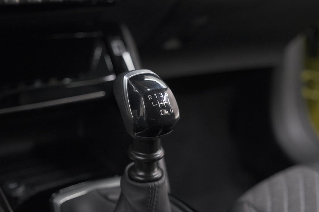 Peugeot 208 puretech 100 allure | parkeersensoren | apple carplay | climate