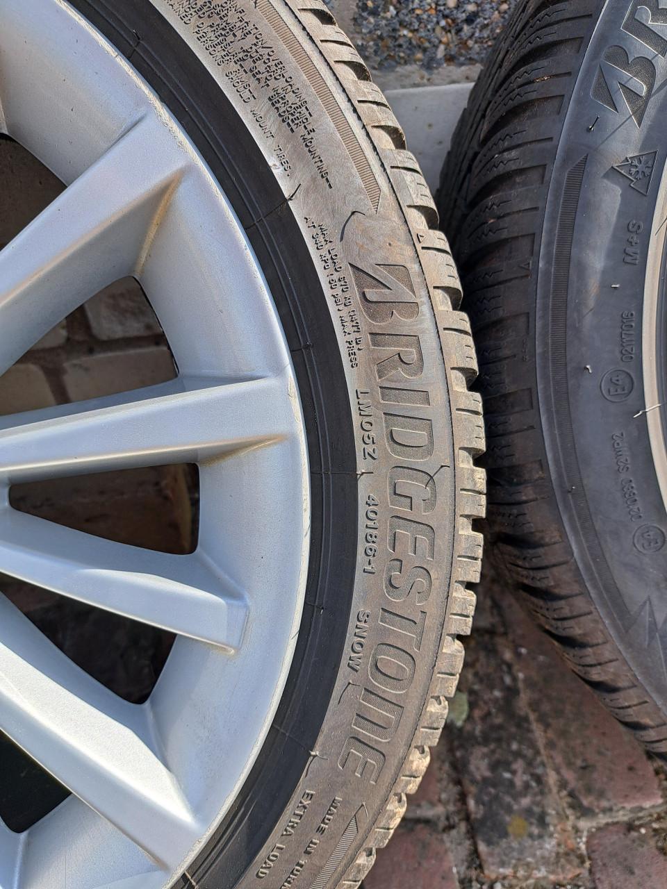 Set 4 winterbanden op originele lichtmetalen BMW velgen