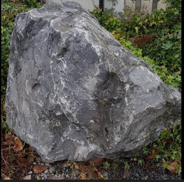 Basalt zwerfkeien voor tuin of vijver 20 stuks.