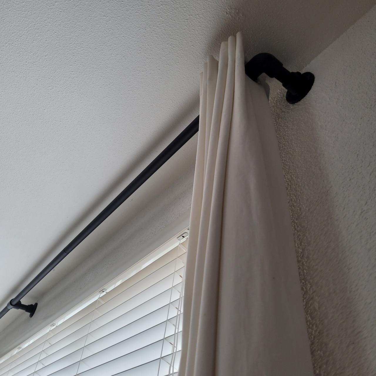 Ringgordijnen crème (250 & 182 cm) + zwarte gordijnrails – setprijs