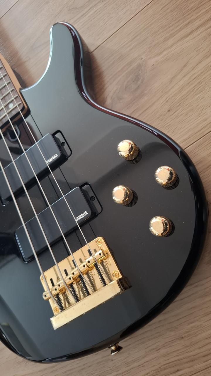 Yamaha basgitaar. Als nieuw, met tas