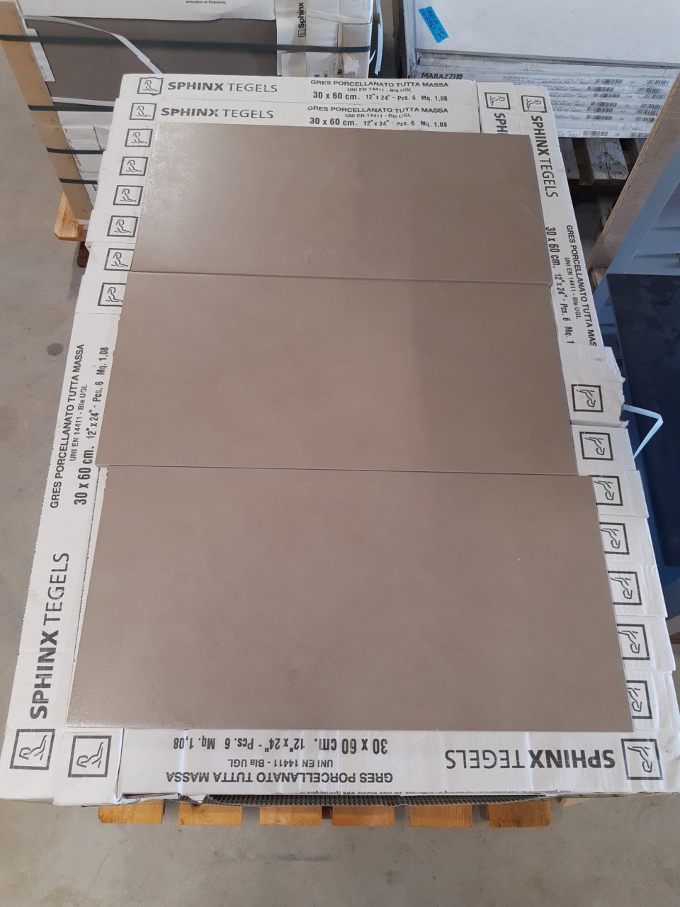 3030-121 ca 6,48 m² Sphinx tegels zandkleur, 30x60 cm, per m² vn € 59,80 vr