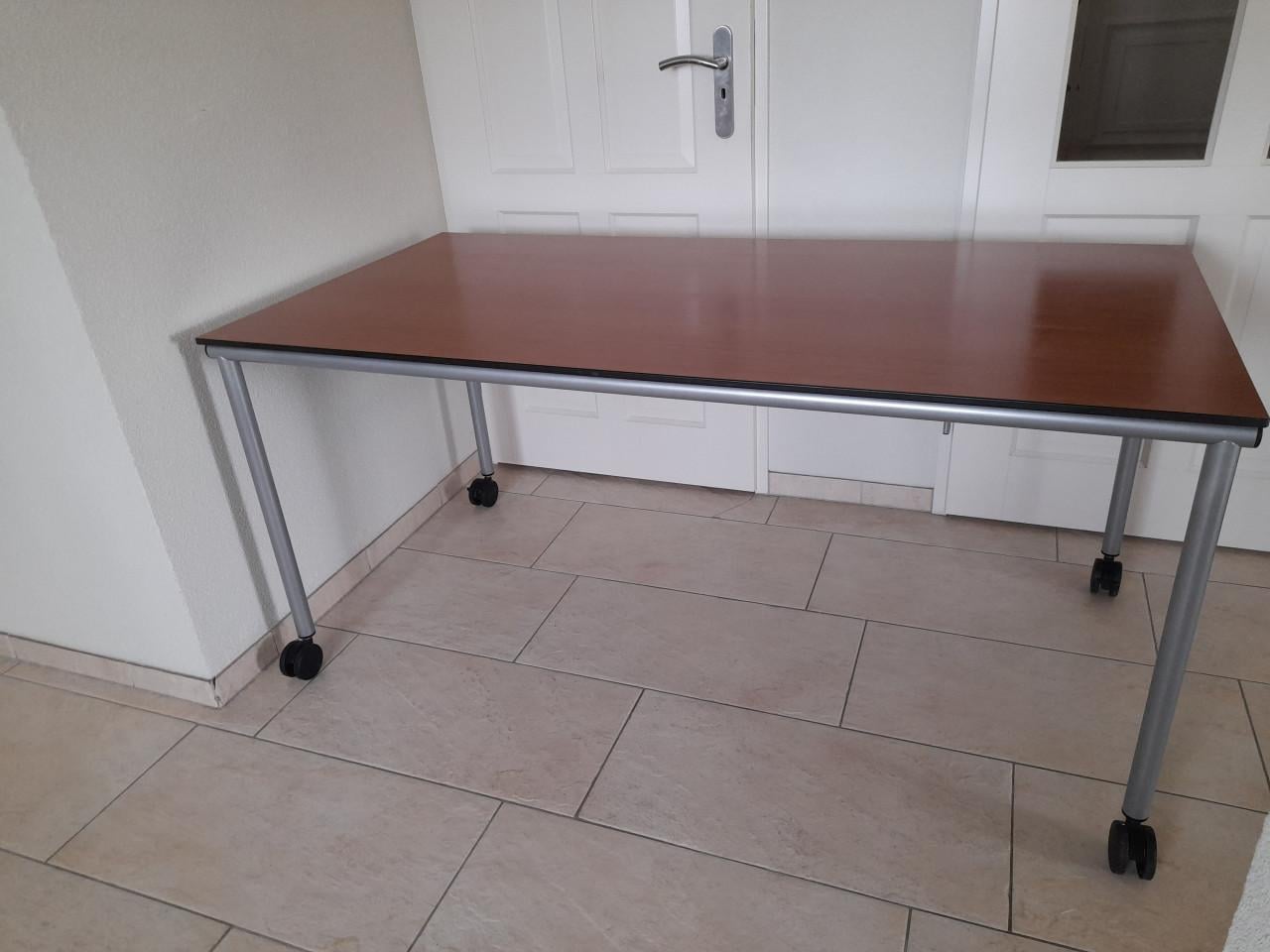 Verrijdbare Tafel / bureau  160 x 80 x 74H  ( in goede nette staat )