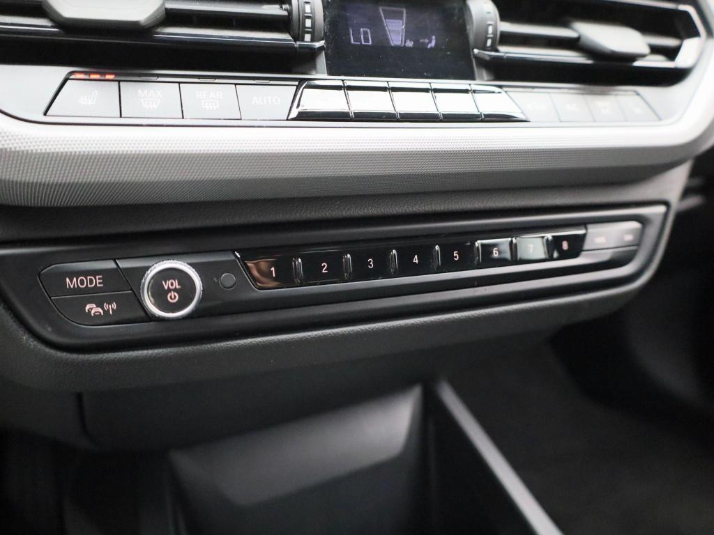 BMW 1 Serie 116i executive | automaat | parkeer sensoren | navigatie | virt