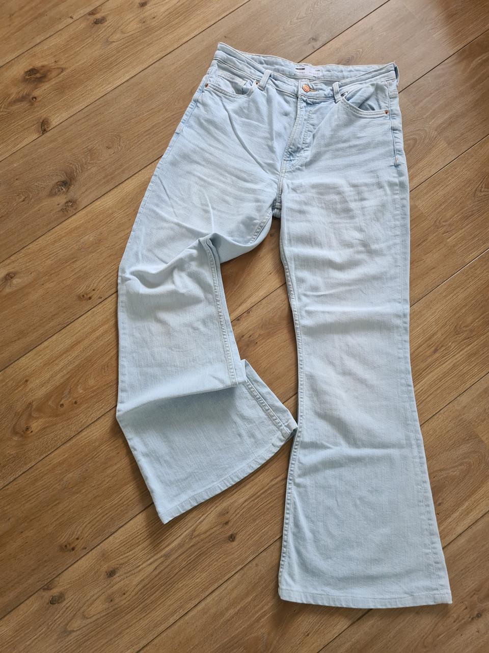 Bershka flared lichtblauwe spijkerbroek Maat 38