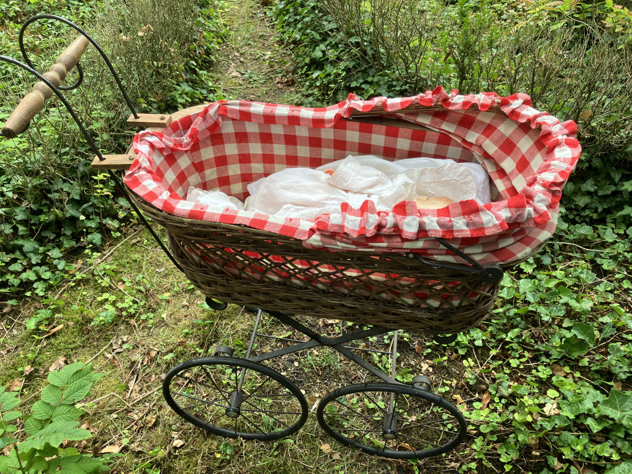 Vintage poppenwagen met lieve pop