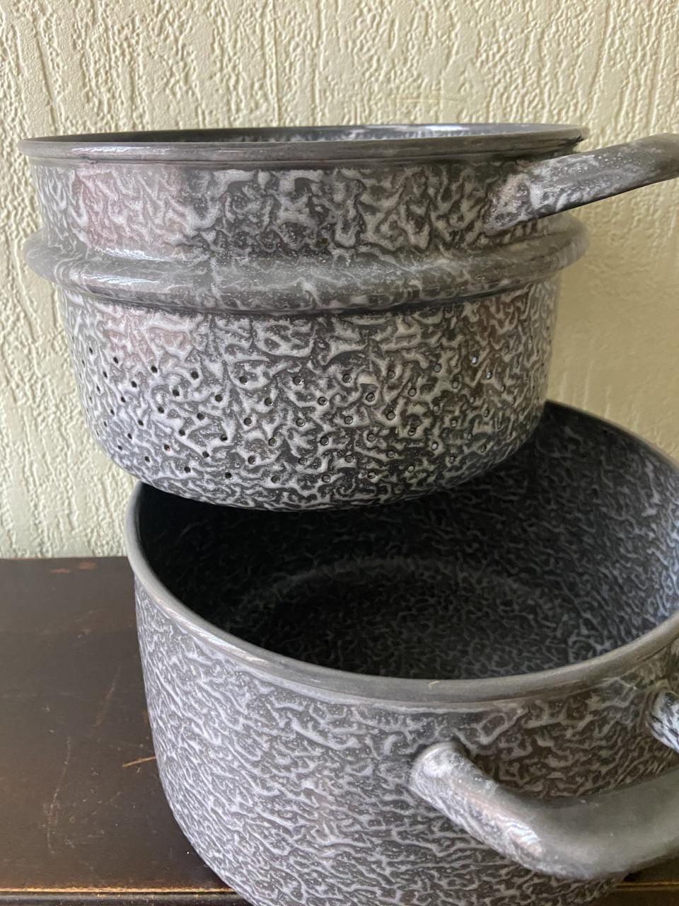 Collectie grijs gewolkte emaille pannen / vintage keukengoed.