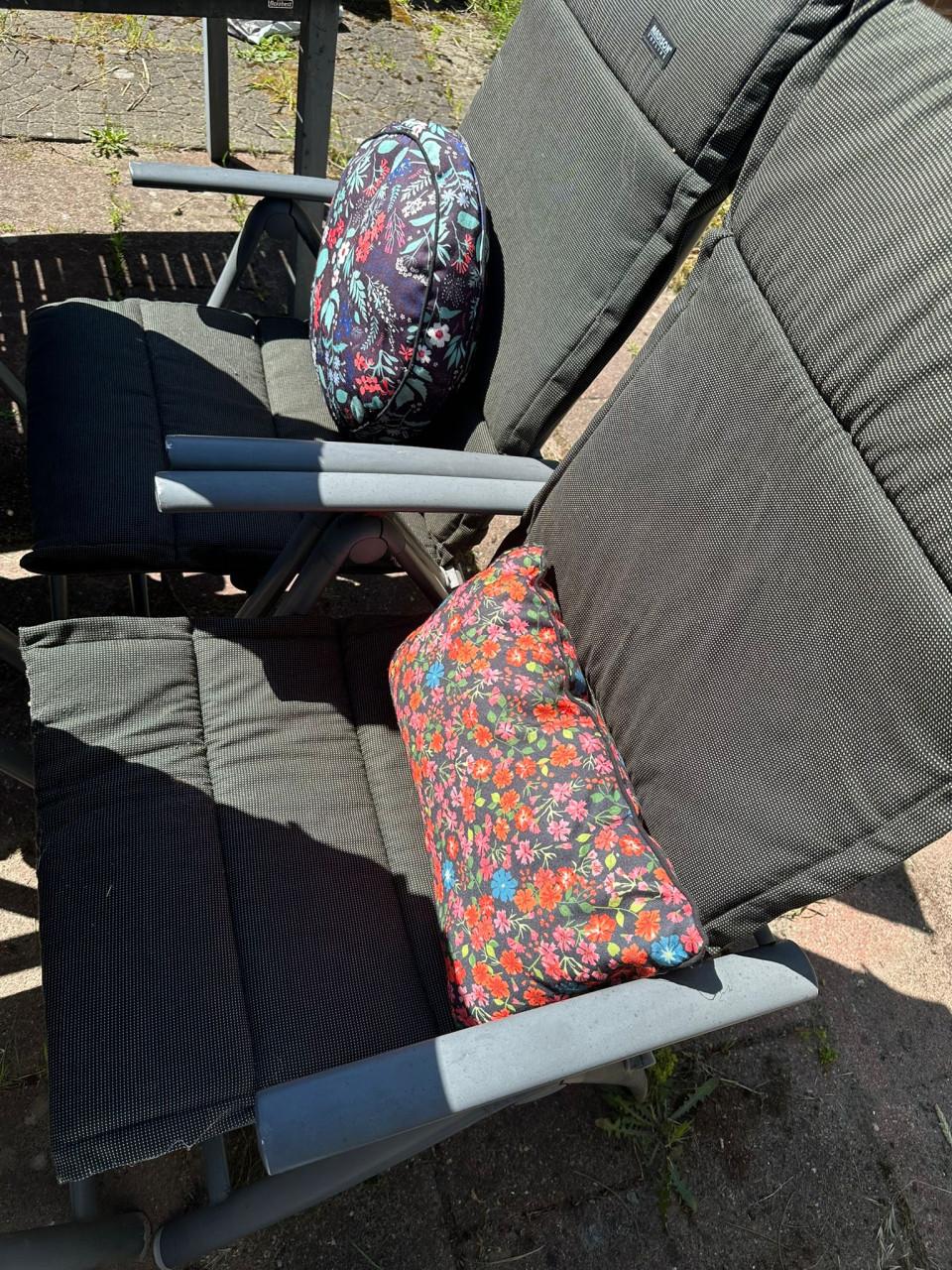 Vier tuinstoelen + opbergbak + tuintafel