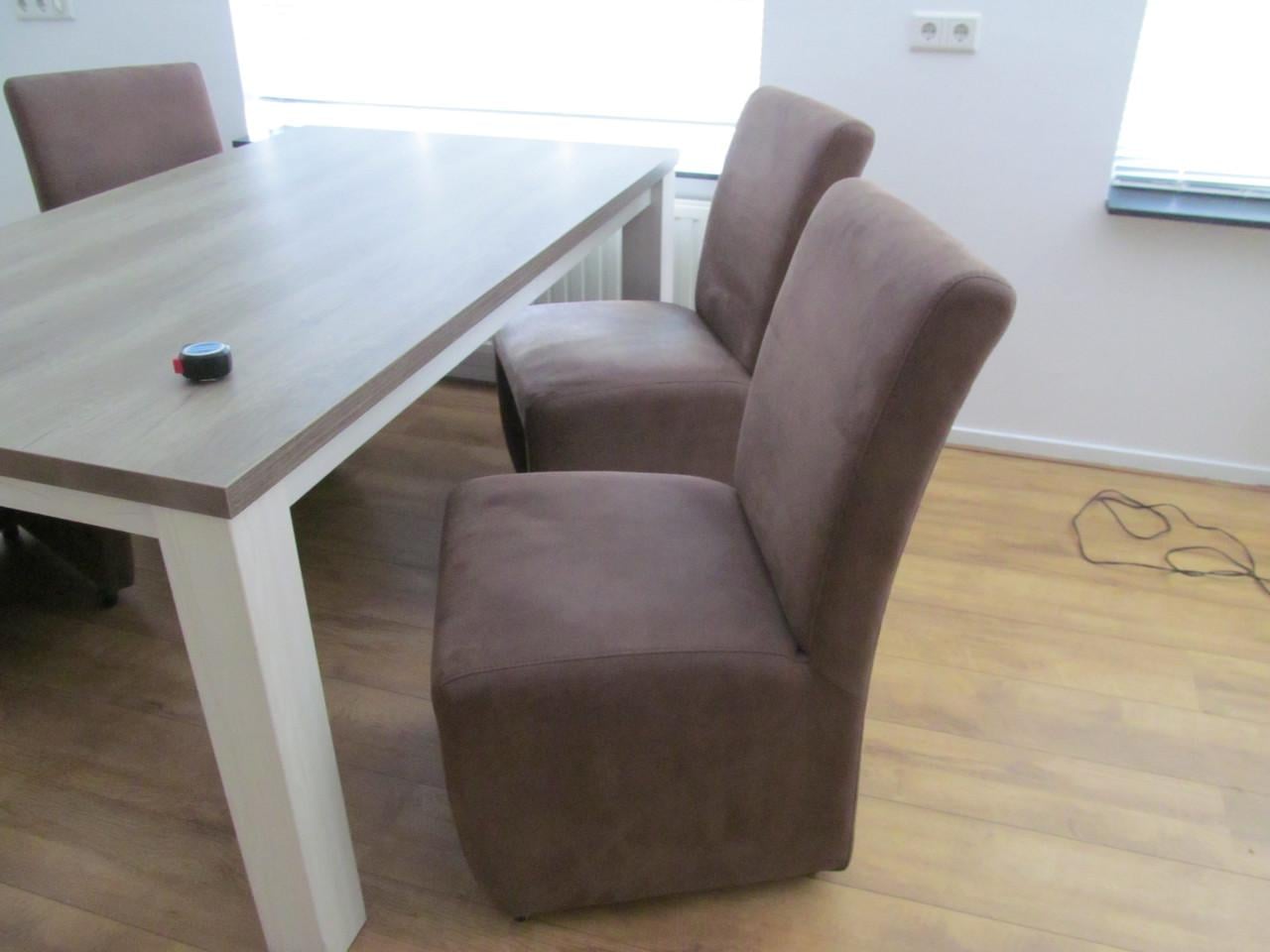 Eethoek met 4 stoelen op wieltjes