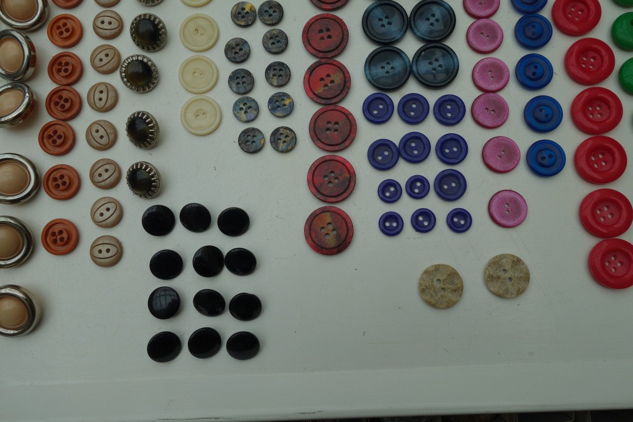 Uniek assortiment van 108 vintage knopen  uit oude winkelvoorraad