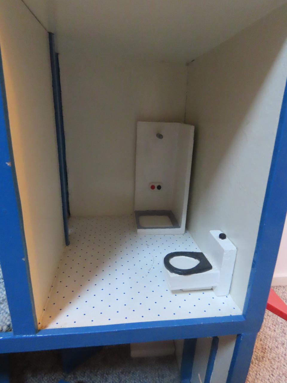 Houten poppenhuis incl meubeltjes