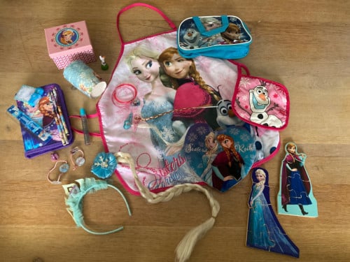 Frozen pakket met o.a. keukenschort, haarspulletjes, puzzels
