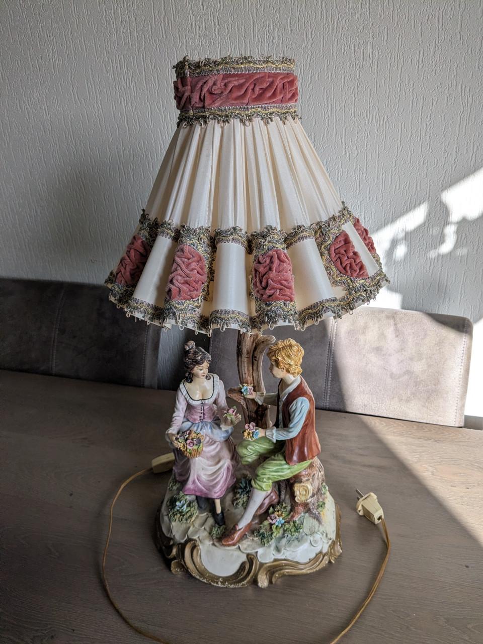 Antieke tafellamp met beeld