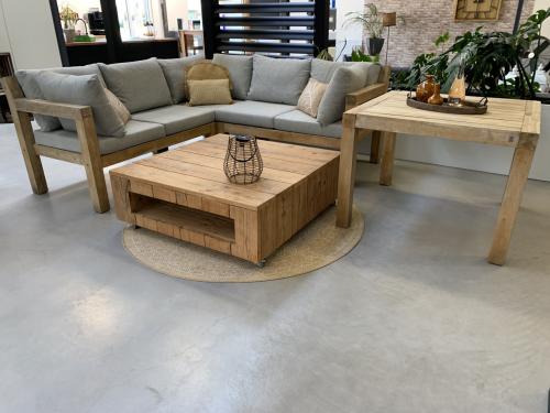 Hardhouten loungeset, met kussens en 2 tafels.