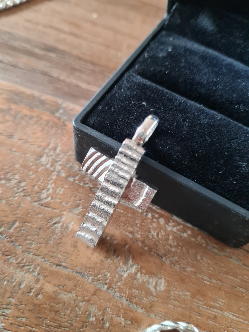 Sterling zilver 925 kruis hanger met reliëf.